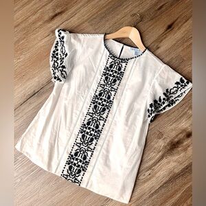 Draper James shirt sleeve white blouse with navy details in size 6.